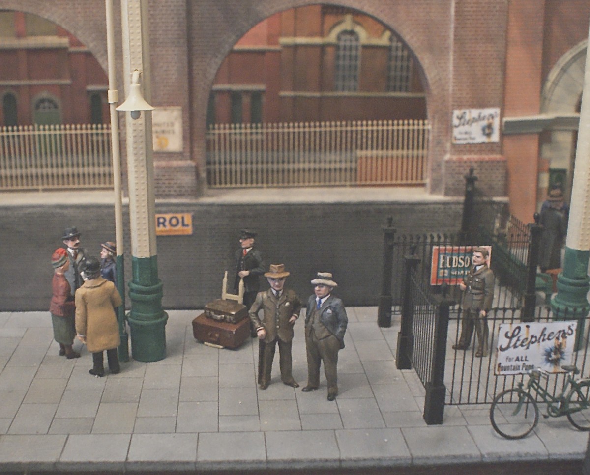 The area around the entrance gates to platforms 1&2 has 1930s figures, and other generic platform barrows and clutter.
